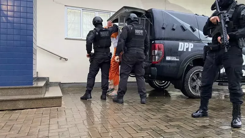Acusado da chacina de Saudades chega para ser julgado; veja vídeo