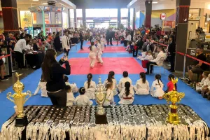 Mais de 300 atletas disputam Festival de Karatê no Criciúma Shopping