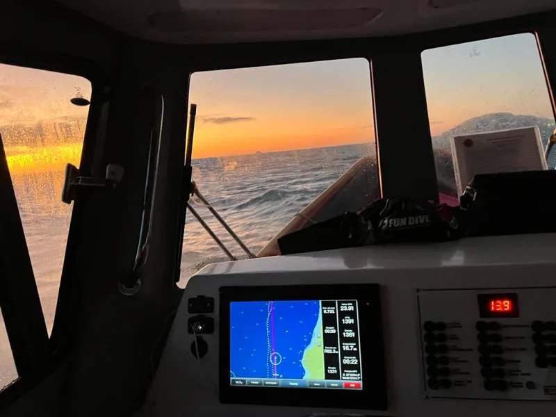 Helicóptero do Corpo de Bombeiros inicia buscas por pescadores desaparecidos na Capital