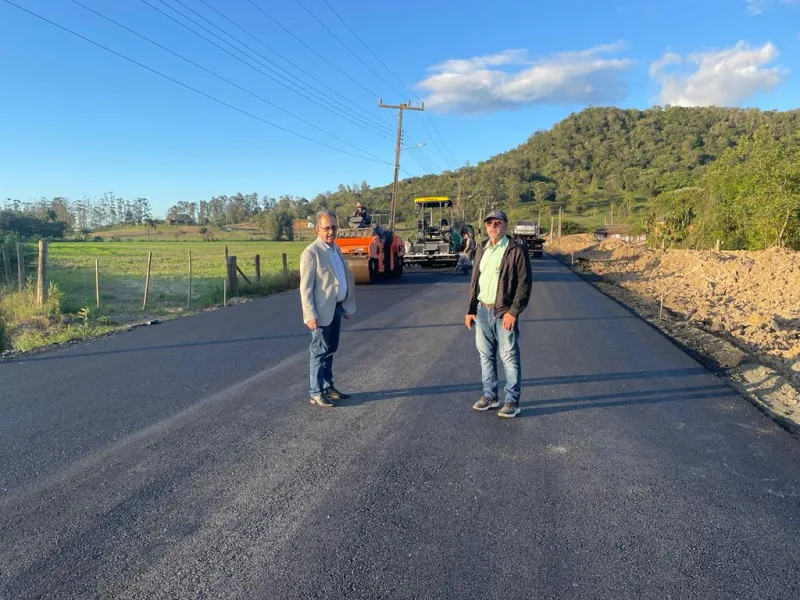 Pavimentação da rua de acesso ao Centro de Triagem está em fase final