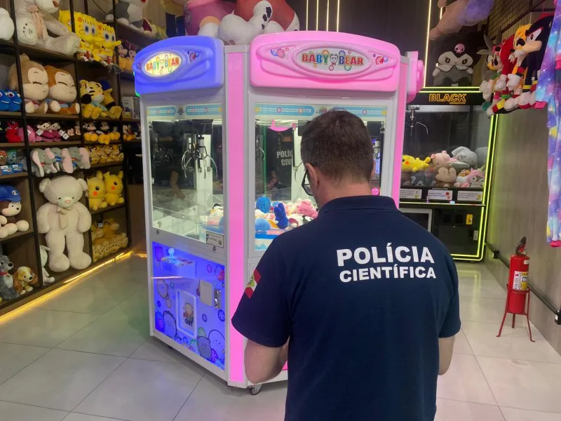 Polícias Civil e Científica apuram fraude em máquinas de pelúcia em Santa Catarina