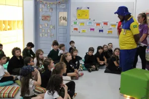 Alunos do Infantil do Colégio Satc praticam alfabetização com visita de carteiro