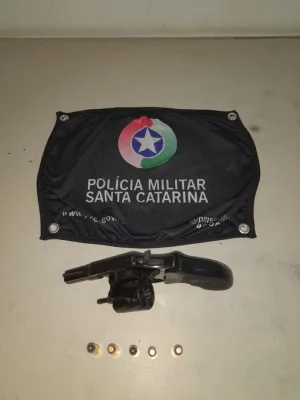 Revólver é encontrado em abordagem da PM em Balneário Arroio do Silva