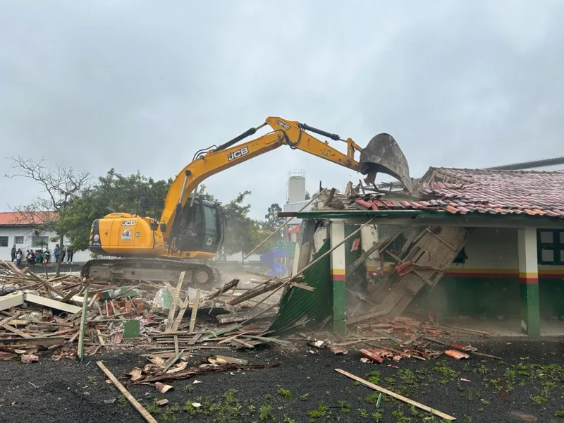 Prefeito autoriza demolição de escola desativada