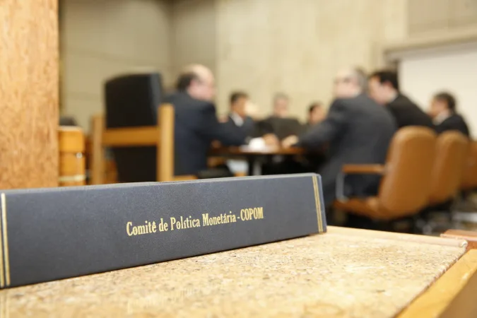 Copom segue com cortes na taxa de juros e reduz Selic a 12,75%, menor patamar em 16 meses