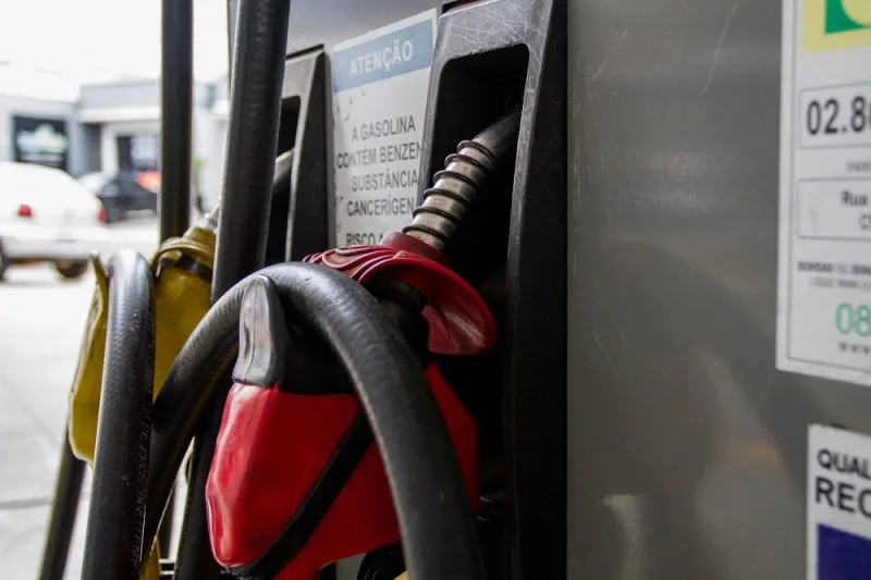Petrobras estuda reajustar preços da gasolina e do diesel
