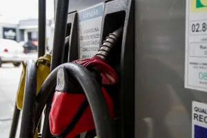 Petrobras estuda reajustar preços da gasolina e do diesel
