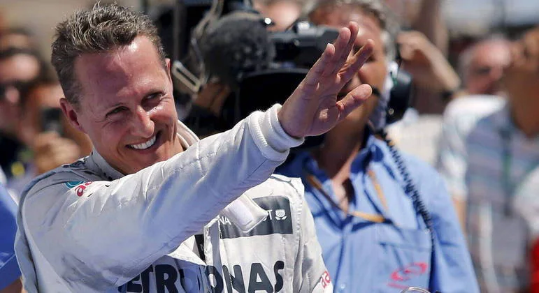 Troféus, boné de Senna e capacetes: itens de Schumacher são leiloados por R$ 13 milhões