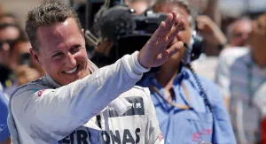 Troféus, boné de Senna e capacetes: itens de Schumacher são leiloados por R$ 13 milhões