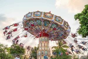 Mulher é arremessada a 12 metros de altura em brinquedo de parque de diversões