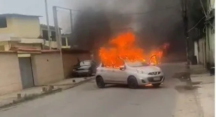 Ônibus e carros são incendiados durante confronto entre facções rivais na Baixada Fluminense