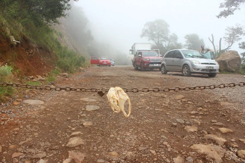Trânsito é bloqueado na Serra da Rocinha para detonação de rochas