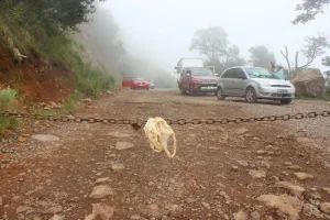 Trânsito é bloqueado na Serra da Rocinha para detonação de rochas