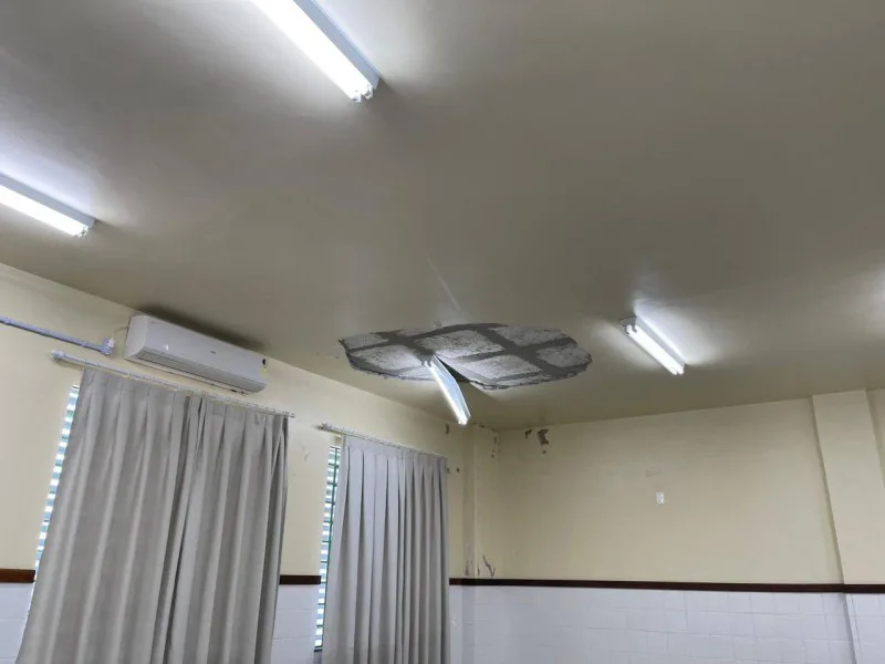 Equipe técnica visita escola após parte de reboco desprender do teto em Criciúma