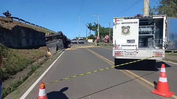 Motorista morre após caminhão sair da pista e tombar, na BR-101