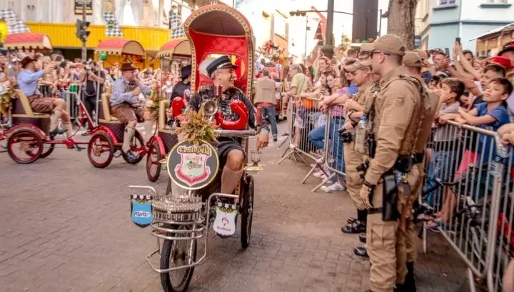 Vai ter desfile no primeiro dia da 38º Oktoberfest Blumenau? Veja a previsão do tempo