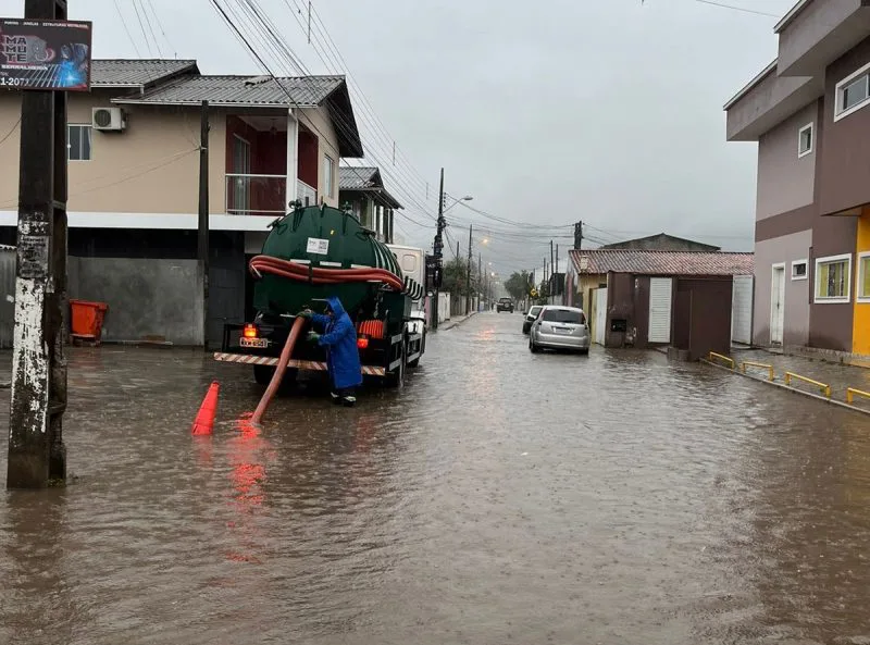 Florianópolis tem ruas alagadas após quase 50 mm de chuva; veja bairros mais críticos