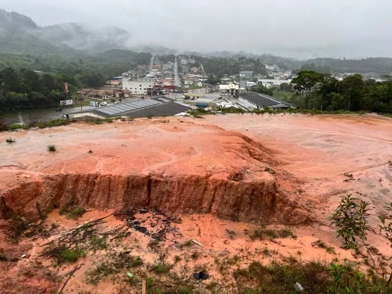 Cidades em emergência, deslizamentos e idosa arrastada: os estragos das chuvas em SC
