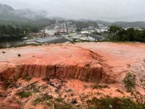 Cidades em emergência, deslizamentos e idosa arrastada: os estragos das chuvas em SC