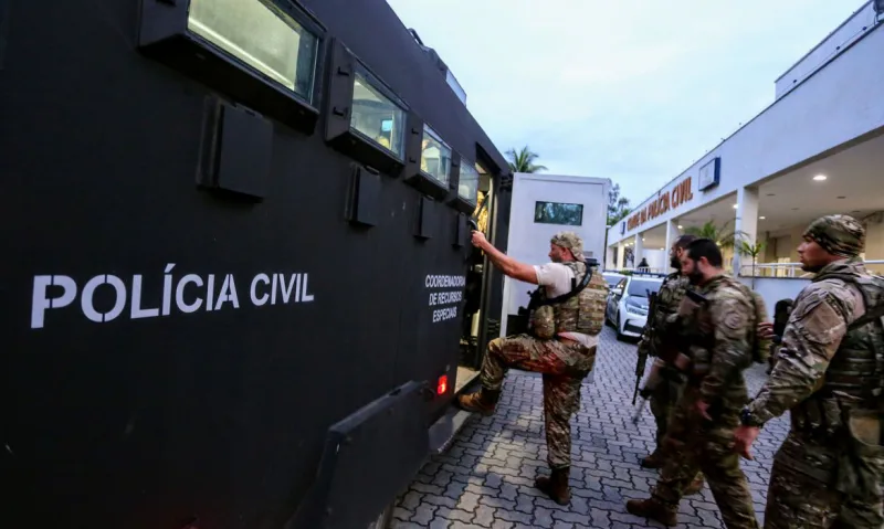 Ações em favelas do Rio buscam cumprir 100 mandados de prisão