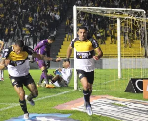 TIGRE VENCE O VITÓRIA E ENCOSTA NO G4