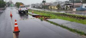 FOTOS: chuvas abrem cratera de quase dois metros de profundidade no Sul de SC