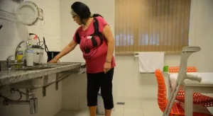 Mulher tem média de 11 horas a mais do que homem no trabalho doméstico, diz estudo