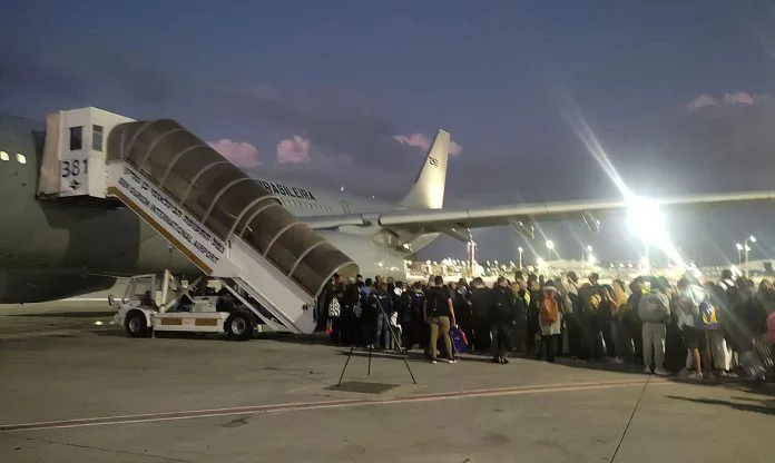 Mais um avião com repatriados de Israel chega ao Brasil