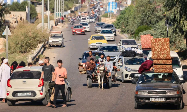 Sob bombas em Gaza, milhares de palestinos tentam fugir do conflito entre Hamas e Israel