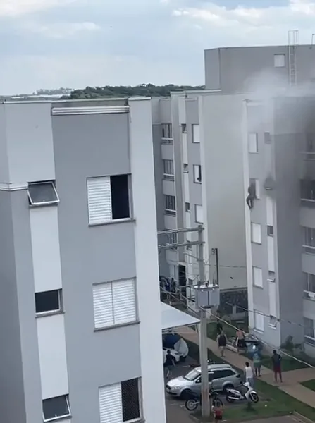 Avós pulam de prédio após neta atear fogo em sofá
