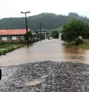 Rio Uruguai volta a subir e coloca cidades de SC em alerta para novos alagamentos