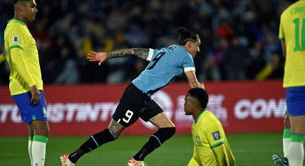 Brasil perde para o Uruguai em jogo marcado por lesão de Neymar e quebra de invencibilidade