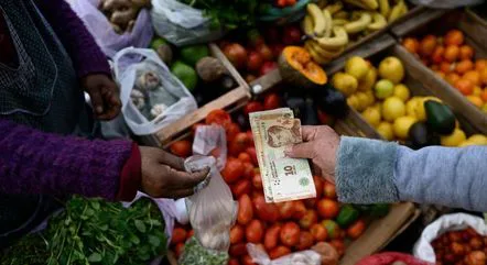 Em meio a crise econômica, argentinos escolhem presidente no domingo