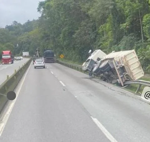 Caminhão caçamba tomba na BR-101 em Palhoça