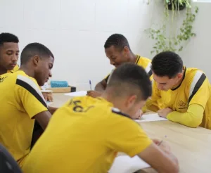 ATLETAS DA BASE CONTAM COM SALA DE ESTUDOS E LEITURA NO CT