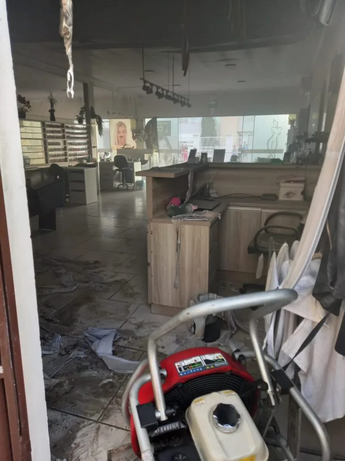 Fogo atinge sala comercial e assusta proprietária em Balneário Gaivota