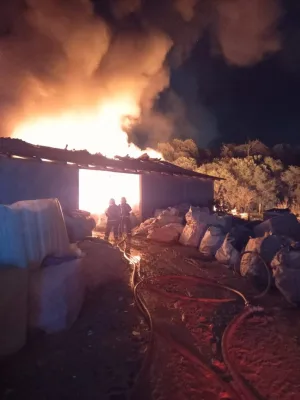 Incêndio de grandes proporções atinge empresa de reciclagem em Içara