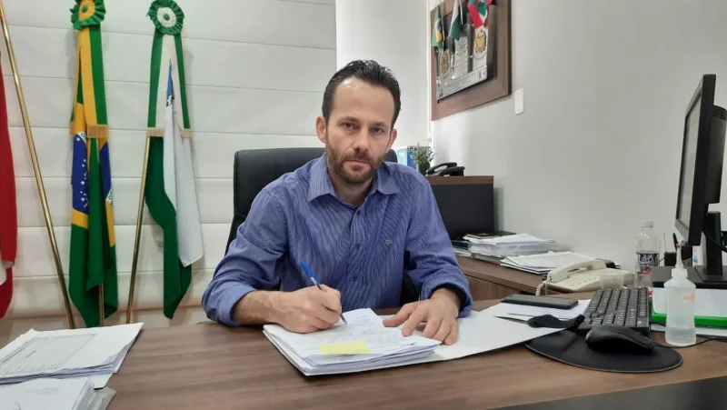 Após denúncia de rachadinha, Polícia Civil apreende celular do vice-prefeito de Urussanga