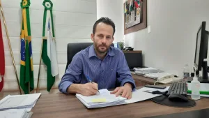 Após denúncia de rachadinha, Polícia Civil apreende celular do vice-prefeito de Urussanga