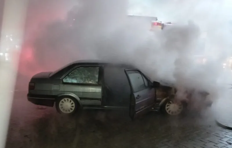 Incêndio consome veículo na avenida Luiz Lazzarin, Criciúma, após vazamento de gás natural veicular
