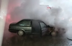Incêndio consome veículo na avenida Luiz Lazzarin, Criciúma, após vazamento de gás natural veicular