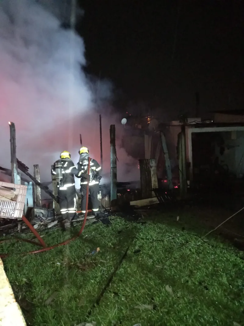 Casa de madeira é destruída por incêndio em Criciúma