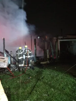 Casa de madeira é destruída por incêndio em Criciúma