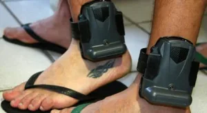 Governo lança edital para compra de tornozeleiras para proteger mulheres