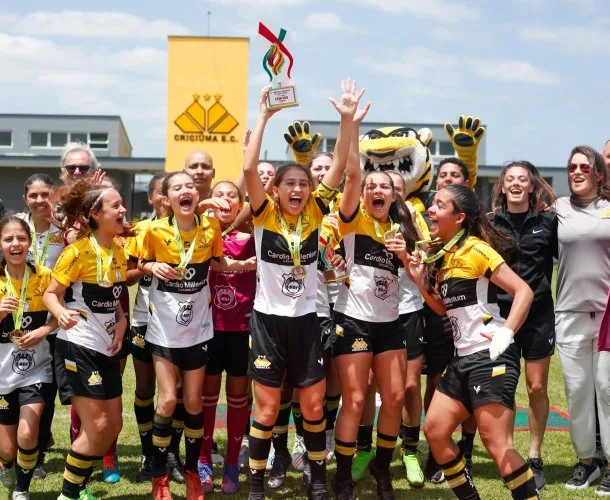 MENINAS SÃO CAMPEÃS DO CATARINENSE ESCOLAR