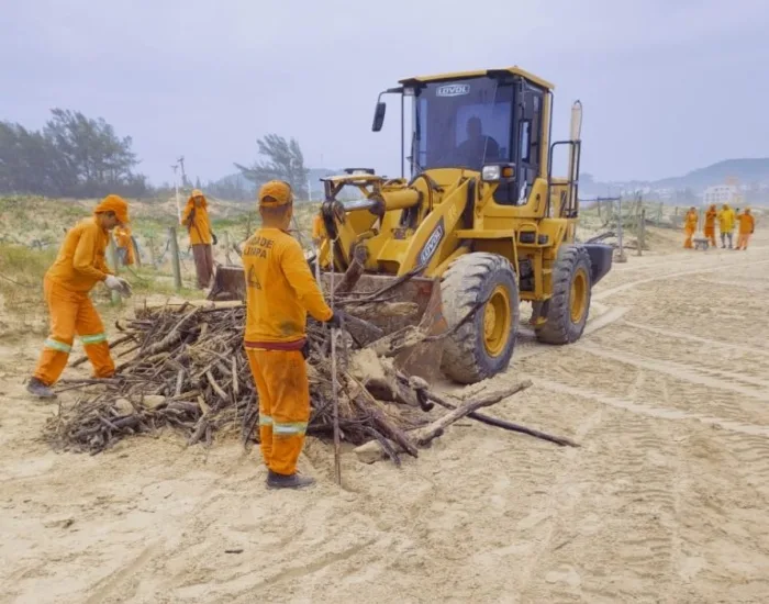 Operação de limpeza já recolheu 100 toneladas de lixo na Praia do Mar Grosso, em Laguna
