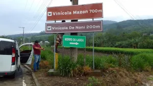PREFEITURA DE URUSSANGA RECOLOCA NO LUGAR AS PLACAS DERRUBADAS PELO VENTO