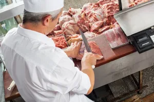 Indenização para açougueiro que teve braço preso por horas em máquina até atendimento