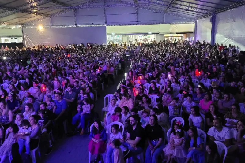 Mais de 2,5 mil pessoas prestigiam a chegada do Papai Noel no Farol Shopping