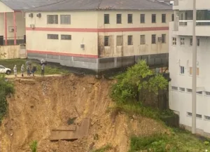 O drama da escola Costa Carneiro: Um ano e meio à espera do muro prometido